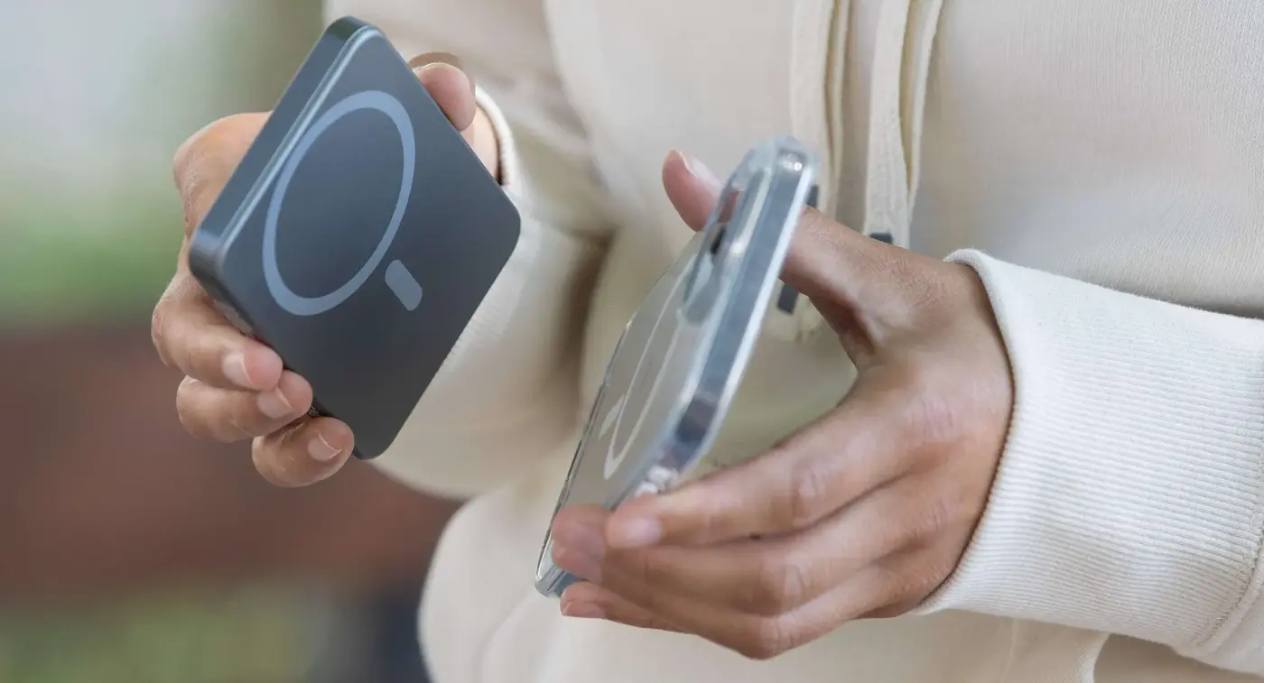 Powerbank magnetic, se lipește de telefon