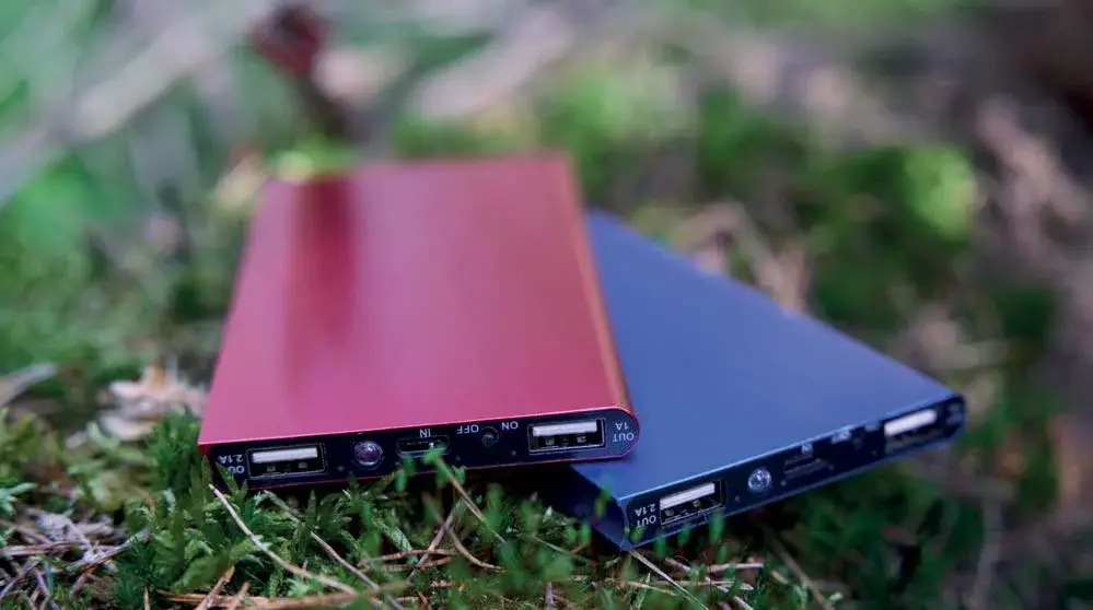 Powerbank subțire, plat, două culori de carcasă